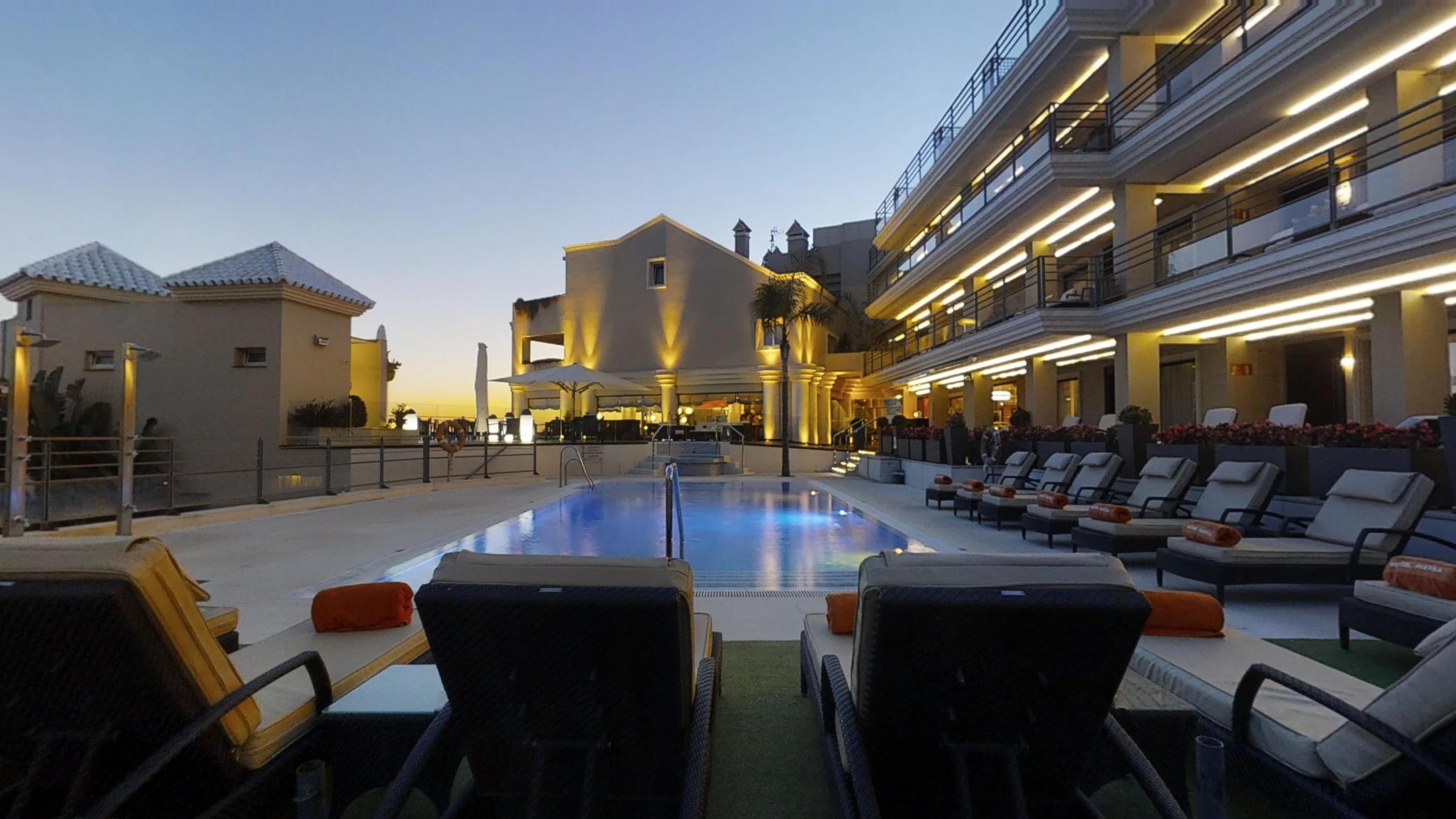 Vincci Seleccion Aleysa Hotel Benalmadena Ngoại thất bức ảnh The pool at the hotel