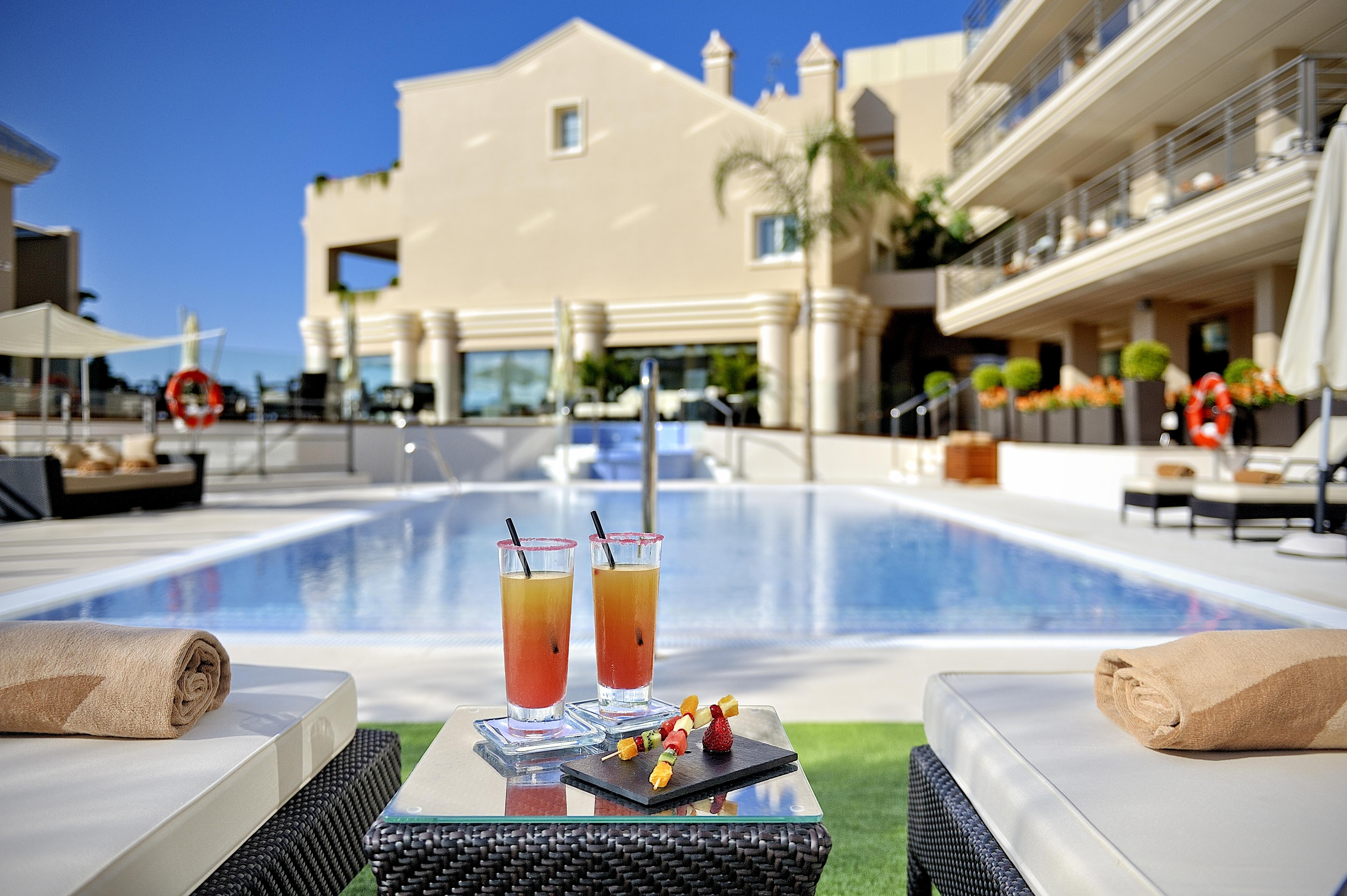 Vincci Seleccion Aleysa Hotel Benalmadena Ngoại thất bức ảnh The pool at the hotel