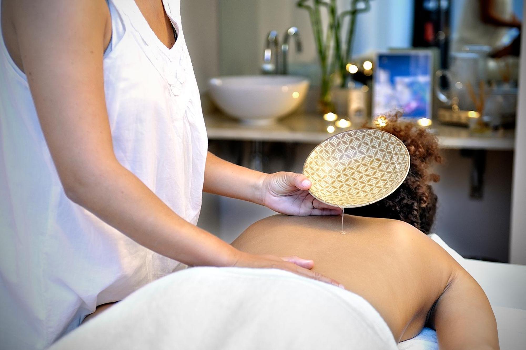 Vincci Seleccion Aleysa Hotel Benalmadena Ngoại thất bức ảnh A practitioner performing a massage with a flower of life massage stone