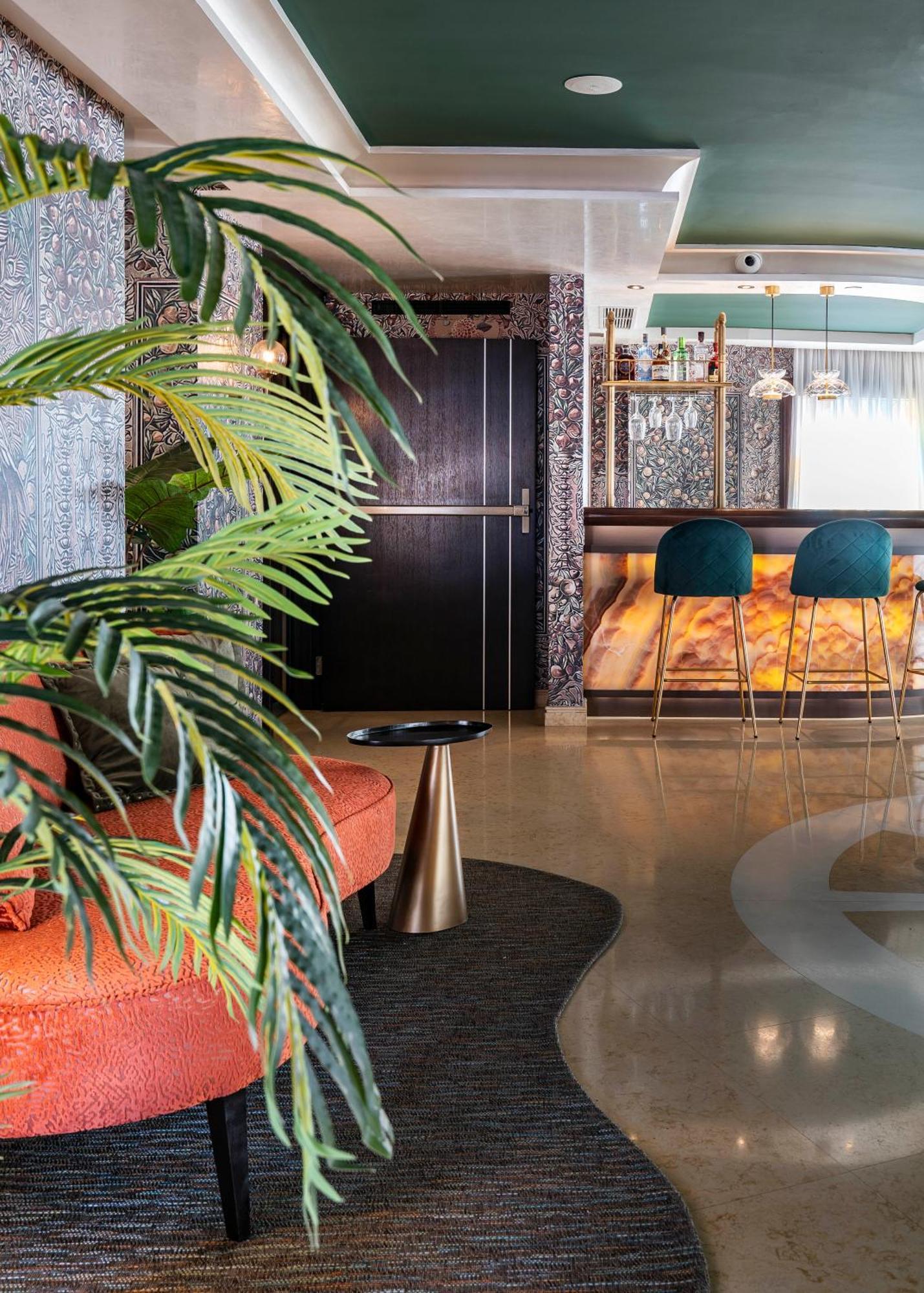 Vincci Seleccion Aleysa Hotel Benalmadena Ngoại thất bức ảnh The bar at the 1001 Club