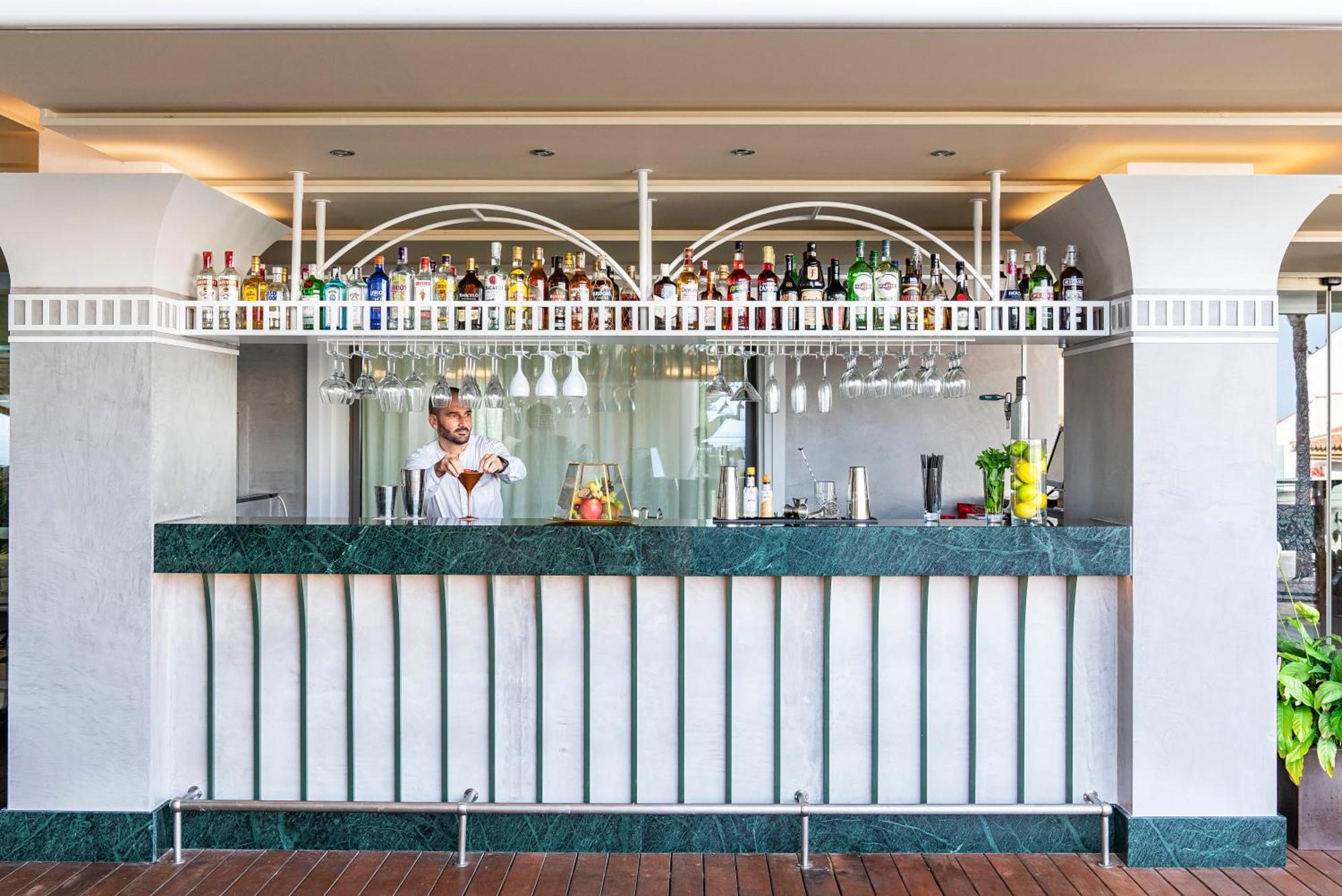 Vincci Seleccion Aleysa Hotel Benalmadena Ngoại thất bức ảnh The bar at the Sky Bar