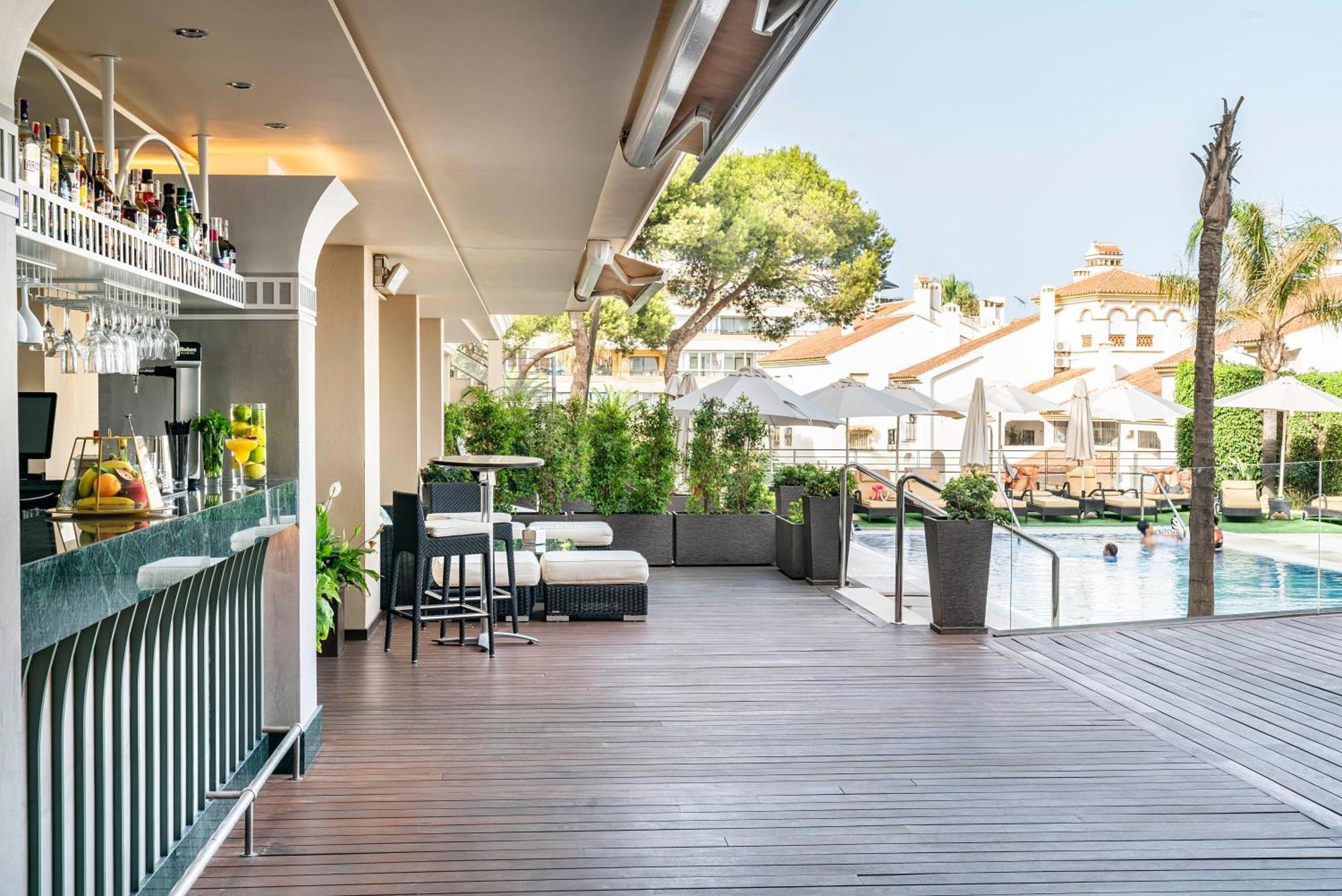 Vincci Seleccion Aleysa Hotel Benalmadena Ngoại thất bức ảnh The hotel's rooftop bar