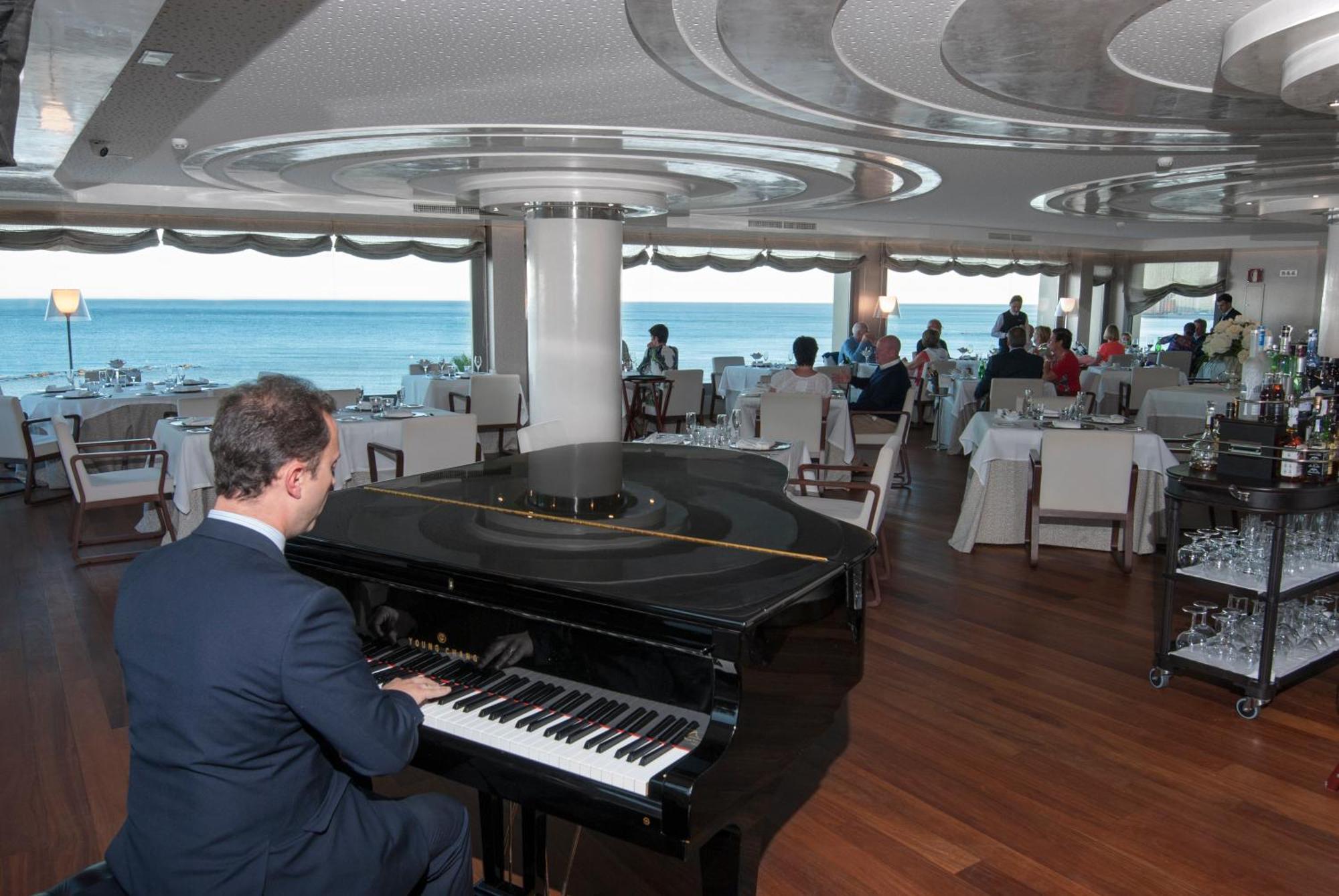 Vincci Seleccion Aleysa Hotel Benalmadena Ngoại thất bức ảnh The restaurant on board