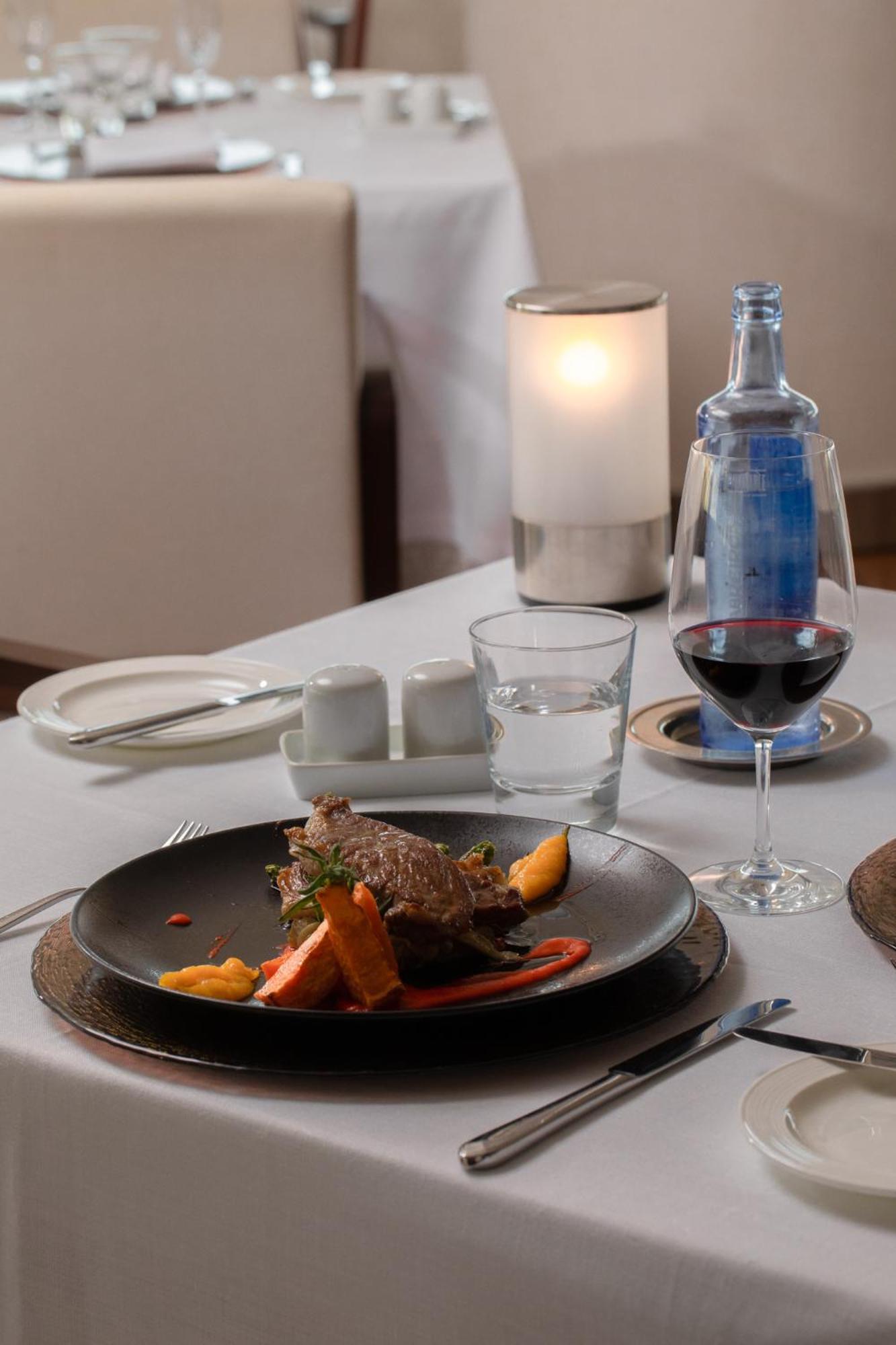 Vincci Seleccion Aleysa Hotel Benalmadena Ngoại thất bức ảnh A wine glass