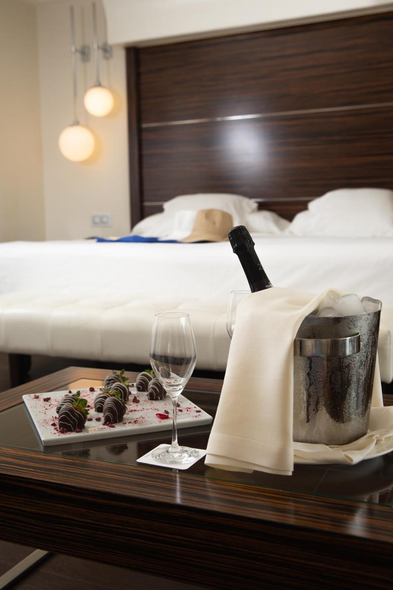 Vincci Seleccion Aleysa Hotel Benalmadena Ngoại thất bức ảnh A room at the hotel