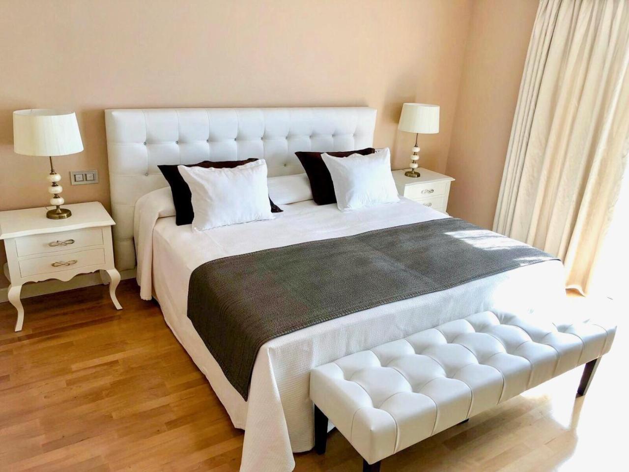 Vincci Seleccion Aleysa Hotel Benalmadena Ngoại thất bức ảnh A bed with a bed runner